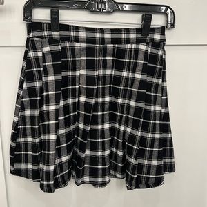 Hollister Ultra High Rise Black/White Plaid Mini Skirt